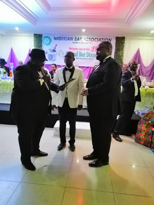 Olumide Akpata receives an award at the annual dinner of the Warri Branch of the NBA